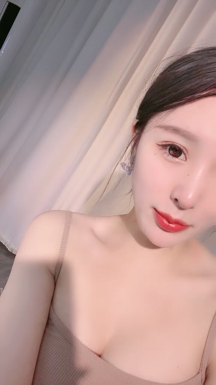 模特级网红女神！浓妆红唇超性感！吊带长裙极品美腿，半脱下黑丝翘臀插穴，微毛嫩穴紧致极度诱惑