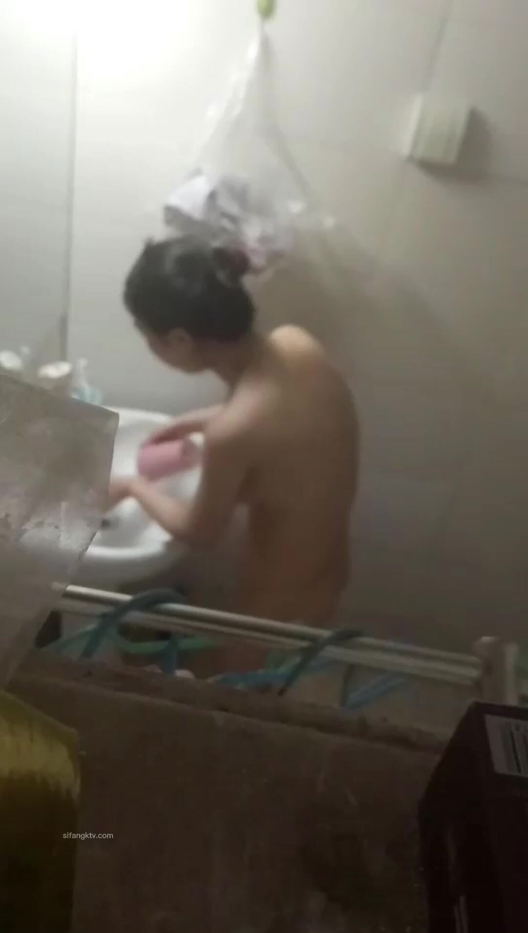 十二月最新流出私房偷拍大神扫楼洗澡偷拍合集 居然有洗完鸳鸯浴的极品美少妇