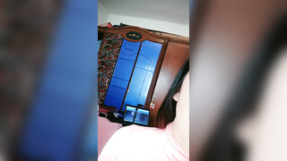 气质露脸哺乳期的小阿姨家里有人偷偷的跟狼友骚一下，互动撩骚漏出坚挺的大奶子挤奶水给狼友看，自己抠逼逼