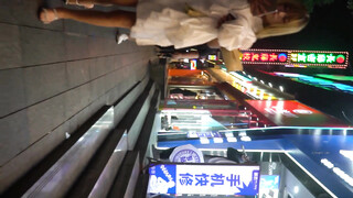 小吃街一路跟踪尾随偷拍不穿内裤的白裙小姐姐这B里流出来的是什么