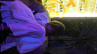 小吃街一路跟踪尾随偷拍不穿内裤的白裙小姐姐这B里流出来的是什么