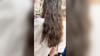 商场尾随偷拍美女裙底JK白丝袜短裙靓妹,身材长相极品,,白色花边内网红级美女,透M白内小翅膀