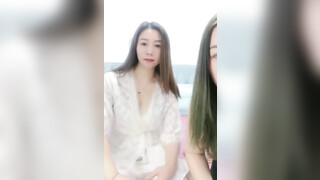 风骚轻熟女两姐妹全程露脸深夜诱惑，口交大鸡巴无套抽插，让大哥直接内射完互相抚慰揉奶玩逼道具摩擦干两炮