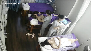 监控破解美体中心多位年轻美女少妇做激光脱B毛和阴部护理 (4)