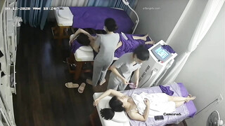 监控破解美体中心多位年轻美女少妇做激光脱B毛和阴部护理 (4)