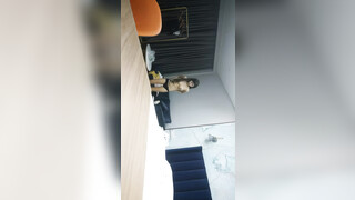【无情的屌】外围刚下海的20岁学生妹，蜜桃臀黑森林太挑逗，清纯风一秒回到校园