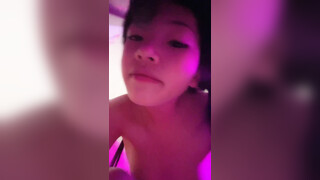 一脸呆萌猪猪妹妹！死库水扭腰摆臀！扎起双马尾黑白丝袜，掰开嫩穴特写，手指扣弄娇喘呻吟