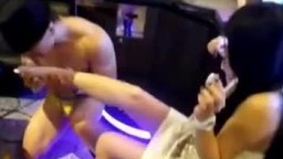 几个台湾妹子第一次体验KTV里的鸭子有点害羞放不开 猛男各种小游戏挑逗妹子