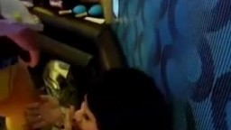 几个台湾妹子第一次体验KTV里的鸭子有点害羞放不开 猛男各种小游戏挑逗妹子
