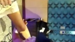 几个台湾妹子第一次体验KTV里的鸭子有点害羞放不开 猛男各种小游戏挑逗妹子