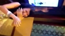 几个台湾妹子第一次体验KTV里的鸭子有点害羞放不开 猛男各种小游戏挑逗妹子