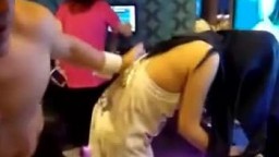 几个台湾妹子第一次体验KTV里的鸭子有点害羞放不开 猛男各种小游戏挑逗妹子