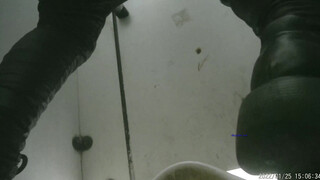 3月最新未流出过纸箱厂女厕22-1月全景后拍超近视角 超多大屁股4K高清版貂领大衣女出纳