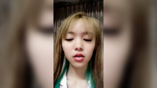 敲可爱小姐姐，在熟睡妈咪弟弟身旁自慰插穴，当你看到她那两瓣黑木耳也就不足为奇了 ！