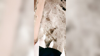户外一姐【瑶瑶想喷喷】马路开档，跳蛋喷水~老人活动室专场，大爷们要是看见了受得了吗 (1)