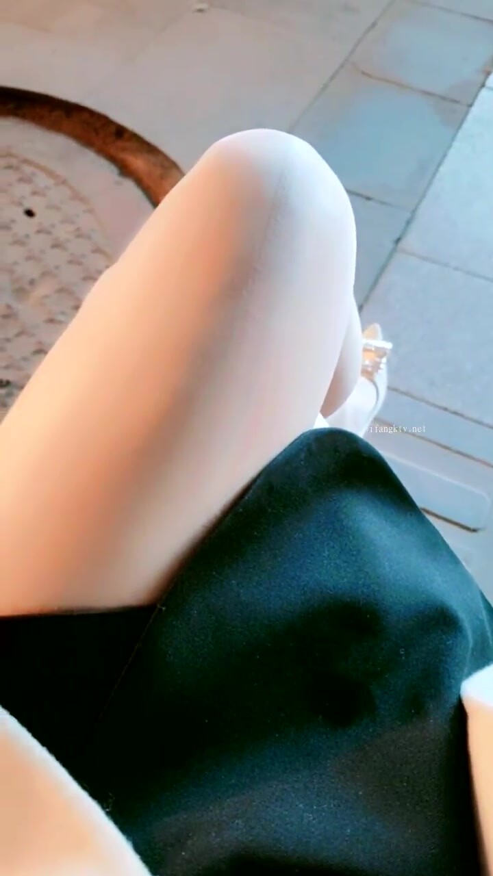 户外一姐【瑶瑶想喷喷】马路开档，跳蛋喷水~老人活动室专场，大爷们要是看见了受得了吗 (1)