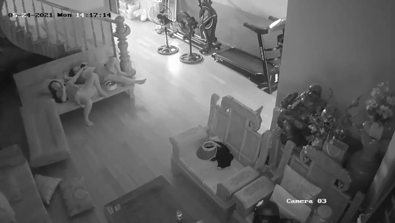 黑客破解家庭网络摄像头偷拍寂寞自慰家里没个男人母女都能发展成女同(1) - 91热爆