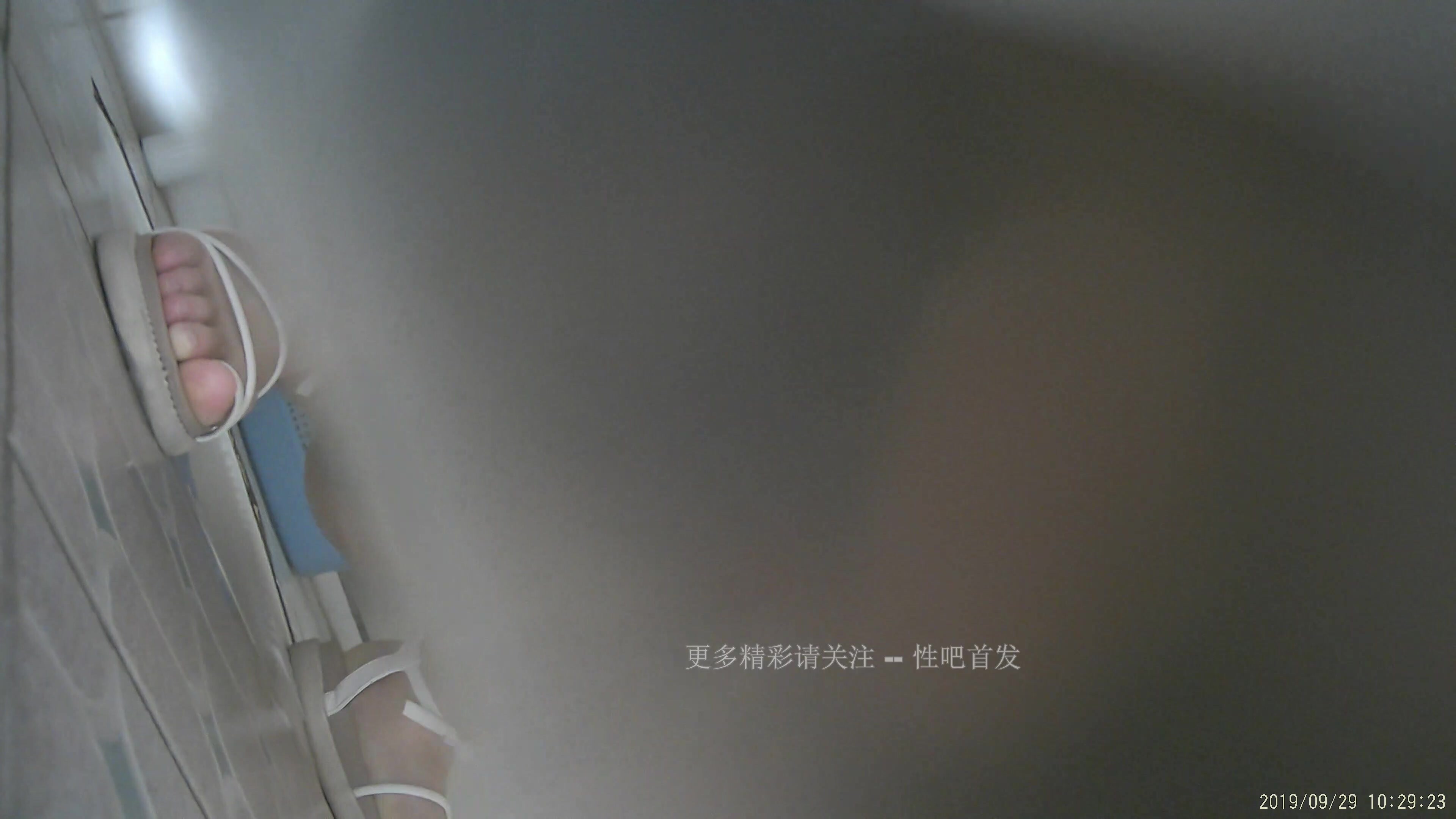 《极品CP魔手外购》大胆坑神潜入某公司女厕独占坑位隔板缝中现场实拍多位漂亮小姐姐方便 角度刁钻逼脸同框无水原版 (3) 