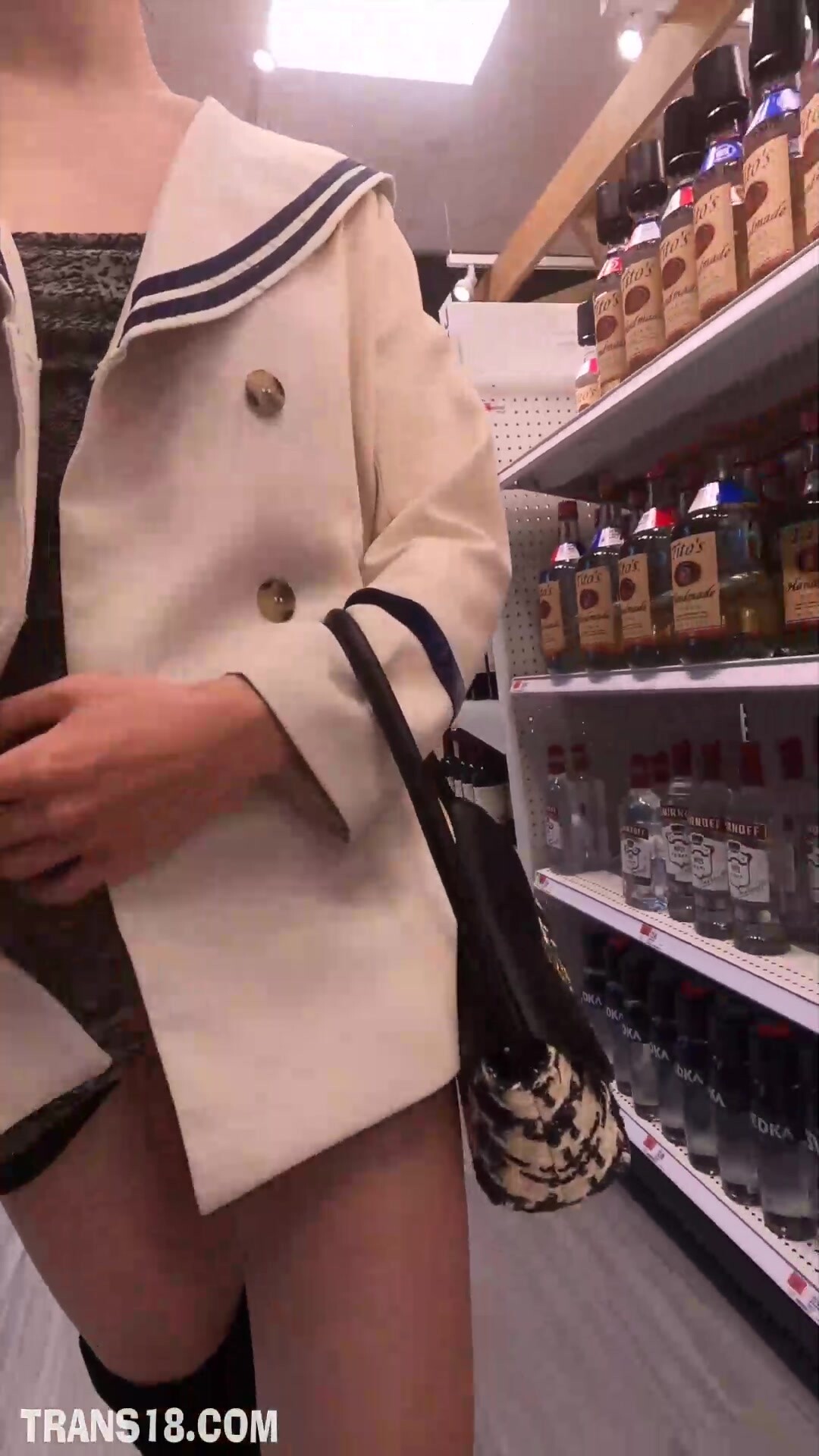圈内网红 · 小薰 · 大胆刺激、露出风格，上坡路，超市行走的仙女棒，喷射在地板上！