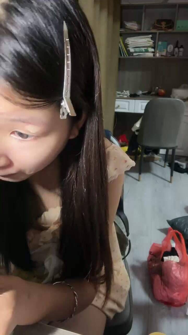 兔女郎装扮极品美少女！9分颜值外表高冷！开档内裤掰开嫩穴，贫乳揉捏，手指插入扣弄，极度诱惑