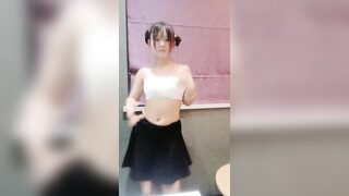 白狐狸少女呆萌可爱全程露脸短裙装诱惑，听狼友指挥脱光奶子发育的不错，诱惑艳舞瞎鸡巴妞掰开骚穴看淫水流