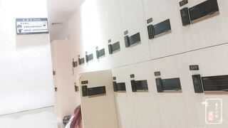 私房大神失联前未流出系列男扮装潜入某温泉洗浴会所四处游走偷拍更衣美女