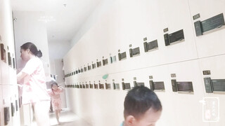 私房大神失联前未流出系列男扮装潜入某温泉洗浴会所四处游走偷拍更衣美女