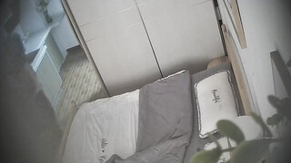 新流出酒店偷拍仙气飘飘美女和领导开房准备挨屌爸爸打来电话问回不回家