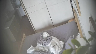 新流出酒店偷拍仙气飘飘美女和领导开房准备挨屌爸爸打来电话问回不回家