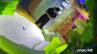 监控破解白白嫩嫩辫子妹和中年大叔酒店开房啪啪啪