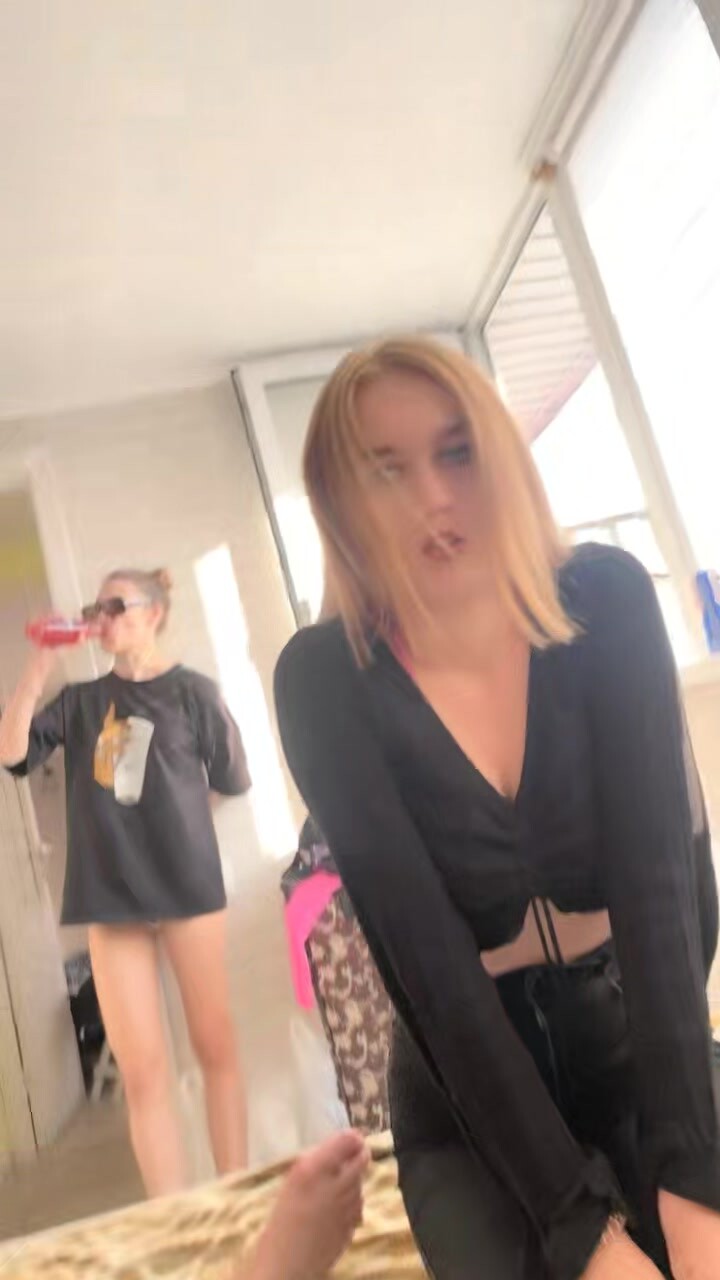 国人老哥带俄罗斯美女下海！一群美女叠罗汉！翘起屁股求操，后入爆操美臀，骑乘位打桩，无毛干净美穴
