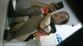 商场女厕偷窥珠宝专柜的黑丝美女职员的小黑鲍鱼