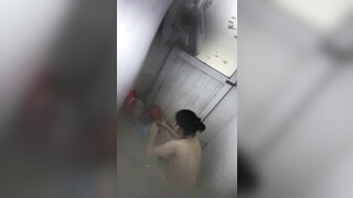 合租房气窗偷窥对门的少妇洗澡差点被发现