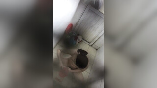 合租房气窗偷窥对门的少妇洗澡差点被发现