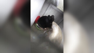 合租房气窗偷窥对门的少妇洗澡差点被发现