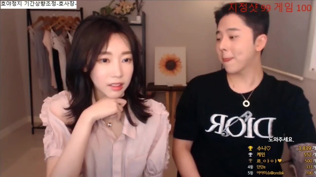 我最喜欢的日韩情侣自拍第17弹 帅气主播与极品美女裸播，接吻，吃奶，抠逼，喘息，女主又纯又骚！