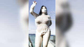 《最新泄密反差尤物》推特极品网红巨乳女神【九儿温柔妹妹】定制私拍！户外喷晒湿身掰逼揉奶挑逗一线天肥鲍