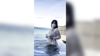 《最新泄密反差尤物》推特极品网红巨乳女神【九儿温柔妹妹】定制私拍！户外喷晒湿身掰逼揉奶挑逗一线天肥鲍