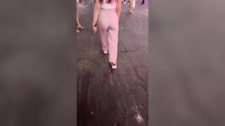 健身骚货找牛郎！双女战一男！大屌牛郎先操一个，旁边拍摄配音，骑乘位深插，好多水喷了一地