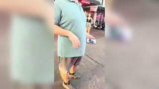健身骚货找牛郎！双女战一男！大屌牛郎先操一个，旁边拍摄配音，骑乘位深插，好多水喷了一地