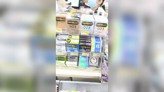 健身骚货找牛郎！双女战一男！大屌牛郎先操一个，旁边拍摄配音，骑乘位深插，好多水喷了一地