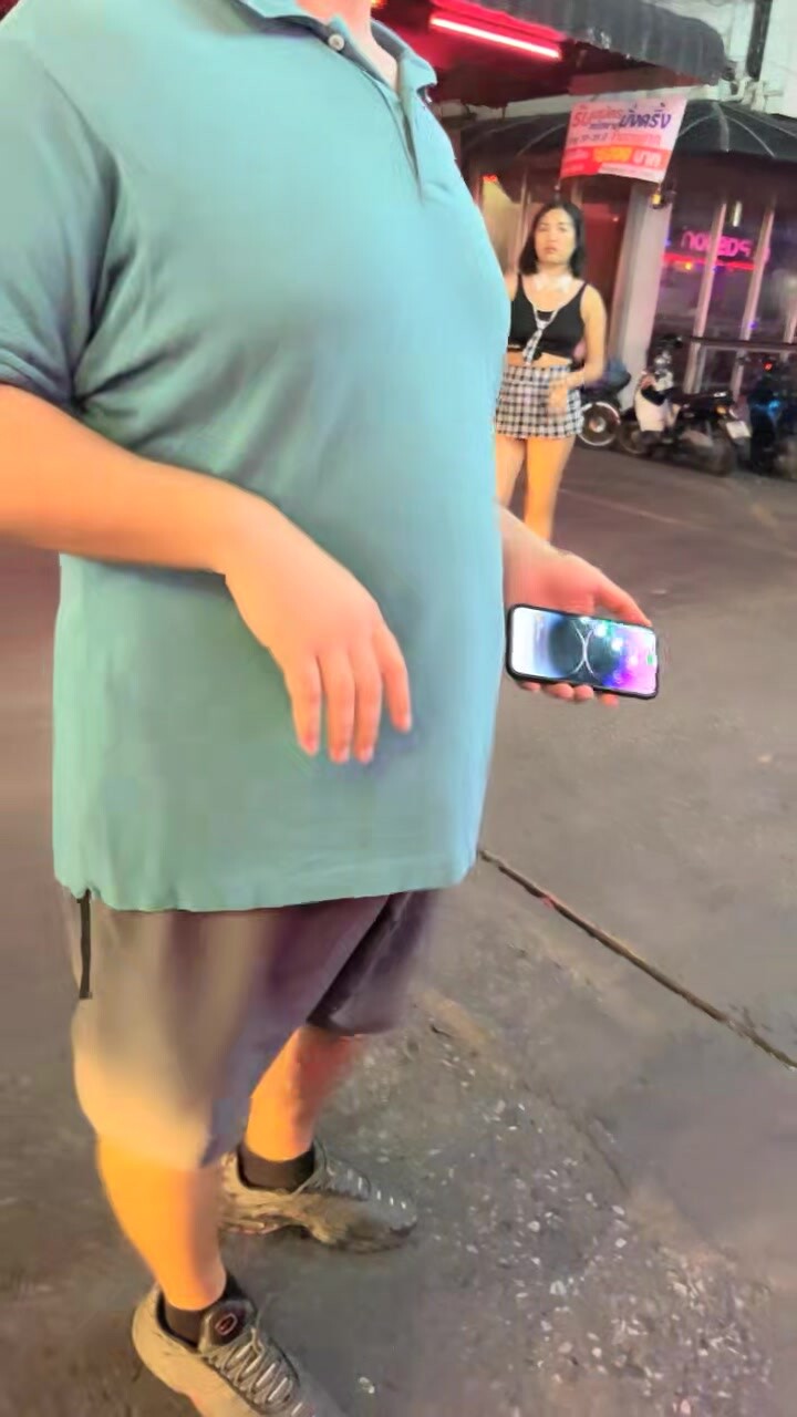 健身骚货找牛郎！双女战一男！大屌牛郎先操一个，旁边拍摄配音，骑乘位深插，好多水喷了一地