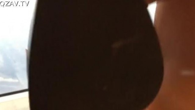91xh98hx番號xh37：高層落地窗前無套爆操翹乳粉嫩美少女，小騷貨爽到浪叫「不行了…雞巴太大…」
