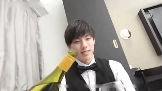 【上】奶狗服务员被金主爸爸大屌惩罚～