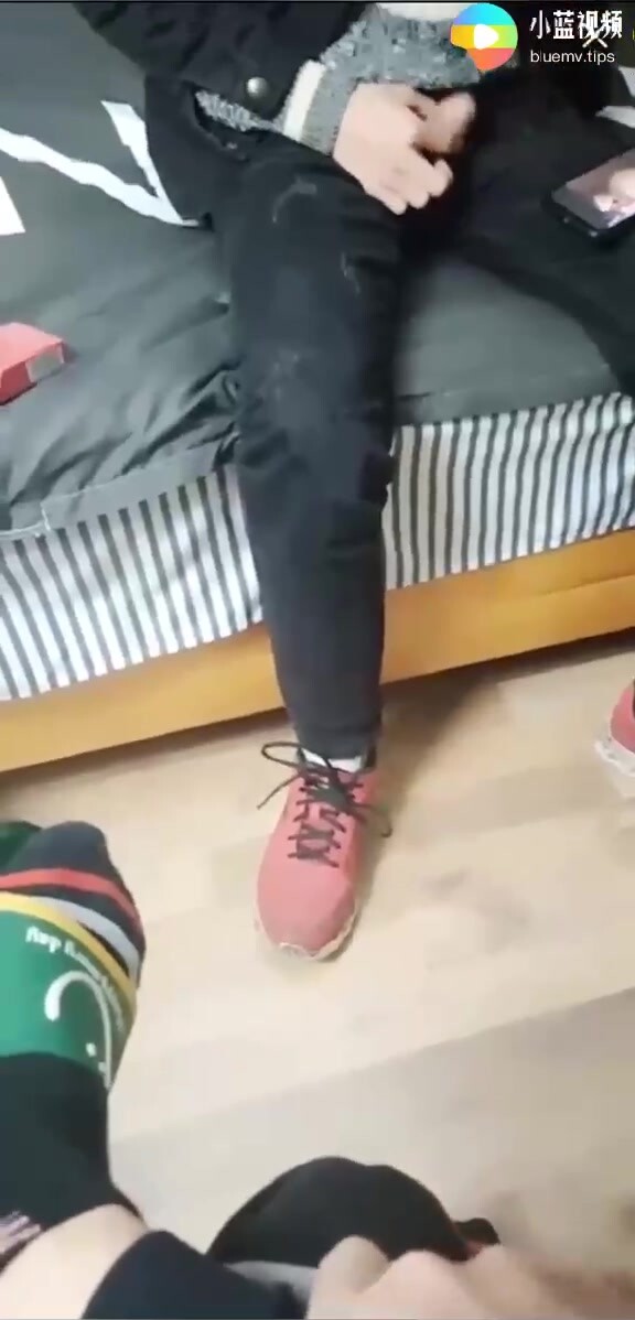 【推荐1_3】19岁小直男瞒着女友来应聘男模,被大叔诱骗开苞操射