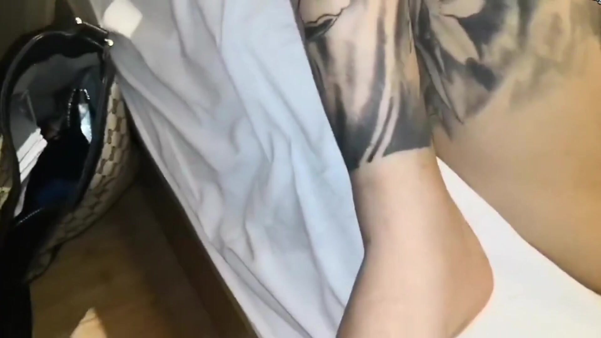 漂亮的纹身美女 被MJ各种玩弄 抠逼 尿道插管 被无套操喷了 射了一逼毛
