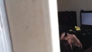 小情侣在黑网吧打炮，估计没艹过几次，男的第一次居然没有插进去，太搞笑了！原版+4K修复版