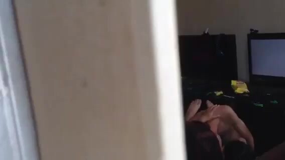 小情侣在黑网吧打炮，估计没艹过几次，男的第一次居然没有插进去，太搞笑了！原版+4K修复版