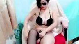 騷氣墨鏡巨乳熟女性感黑色內衣丁字褲 喜歡慢慢玩跳彈道具自慰秀 很是誘惑喜歡不要錯過