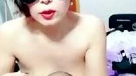 騷氣墨鏡巨乳熟女性感黑色內衣丁字褲 喜歡慢慢玩跳彈道具自慰秀 很是誘惑喜歡不要錯過